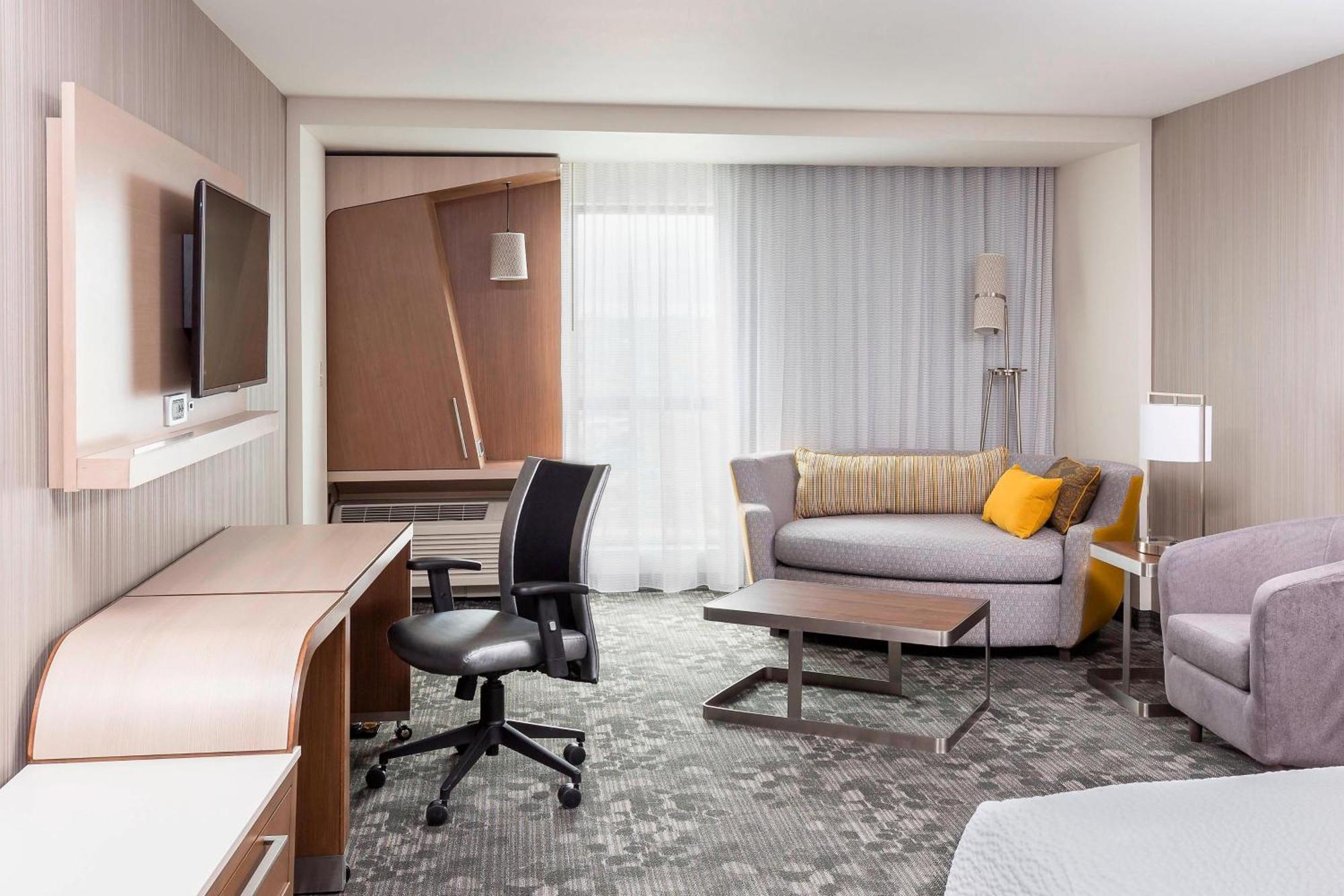 Courtyard By Marriott Bismarck North Hotel Buitenkant foto