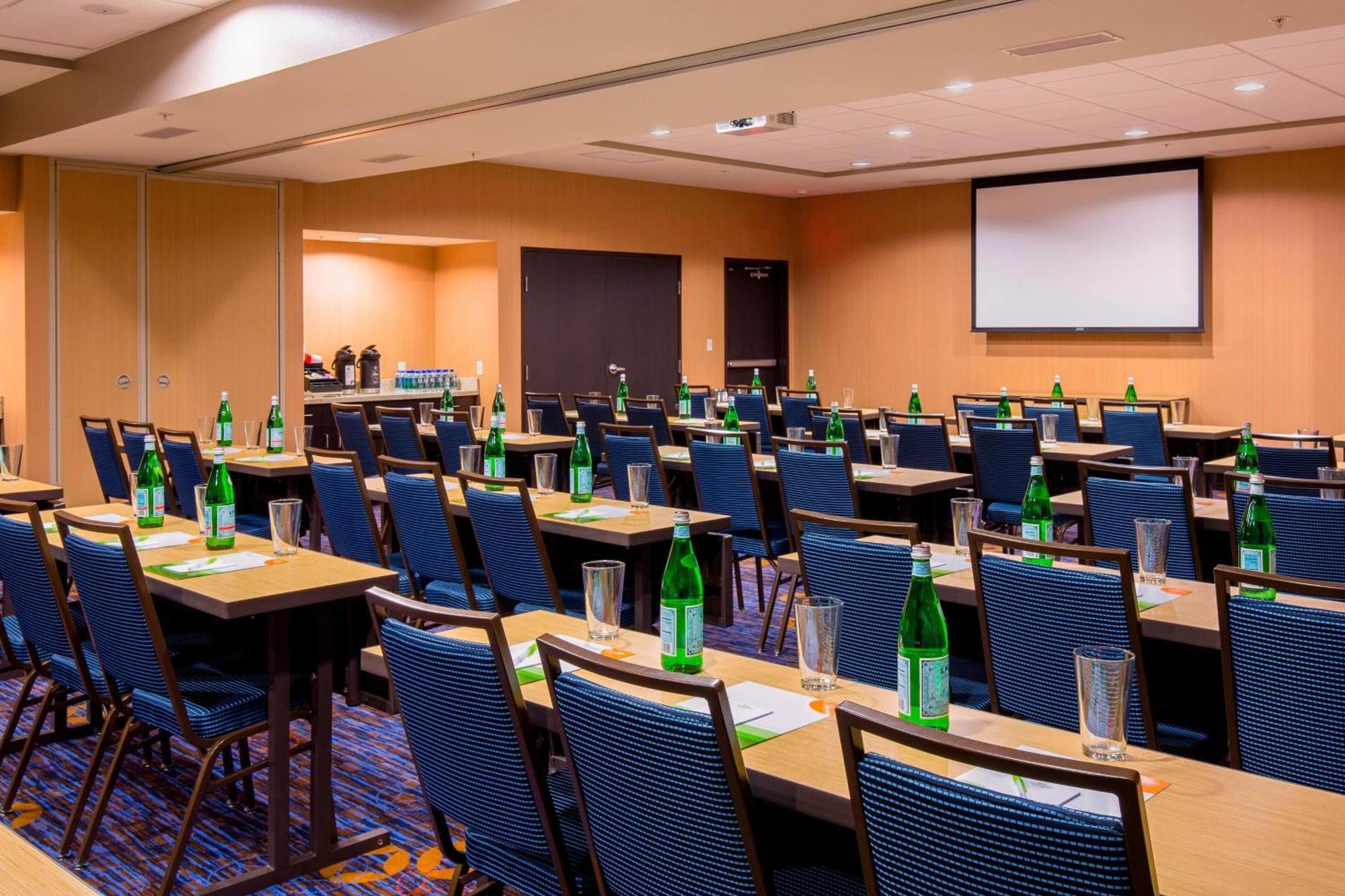 Courtyard By Marriott Bismarck North Hotel Buitenkant foto